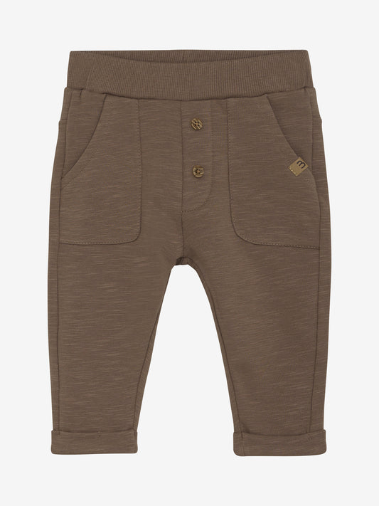 Baby Sweatpants von Minymo in Braun – Vorderansicht mit Taschen und Knöpfen