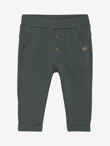 Baby Sweatpants von Minymo in Dunkelgrün – Vorderansicht mit Rippbund und Knöpfen
