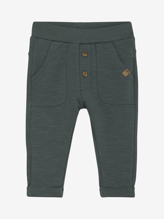 Baby Sweatpants von Minymo in Dunkelgrün – Vorderansicht mit Rippbund und Knöpfen
