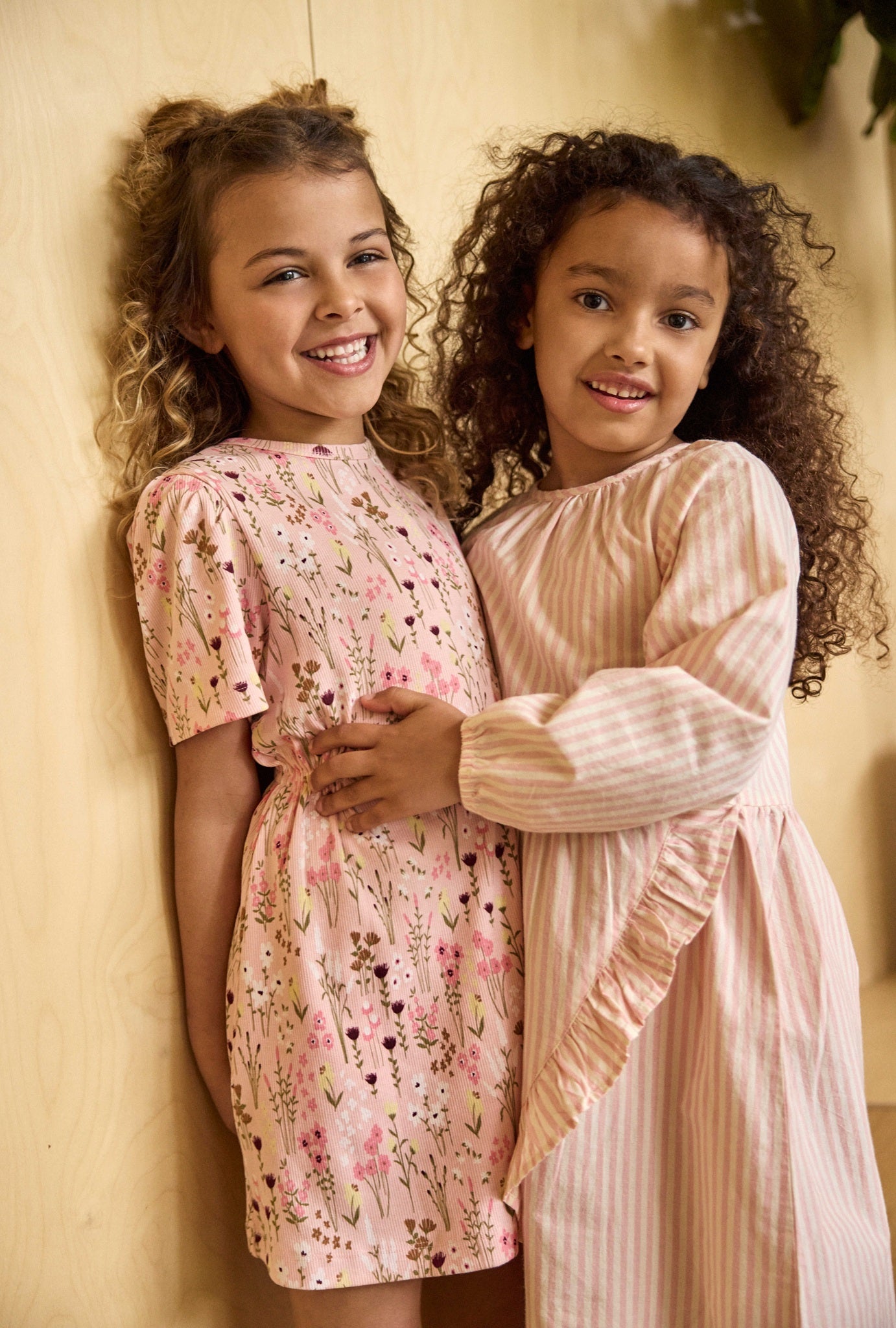 Kind trägt MINYMO Rib Blumenkleid rose im Bärechind Winterthur Schweiz