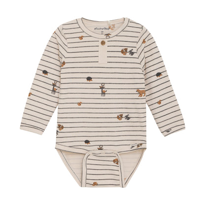 Vorderansicht des sandfarbenen MINYMO Bodys mit Waldtierprint – erhältlich bei Bärechind in Winterthur, Zürich, Schweiz