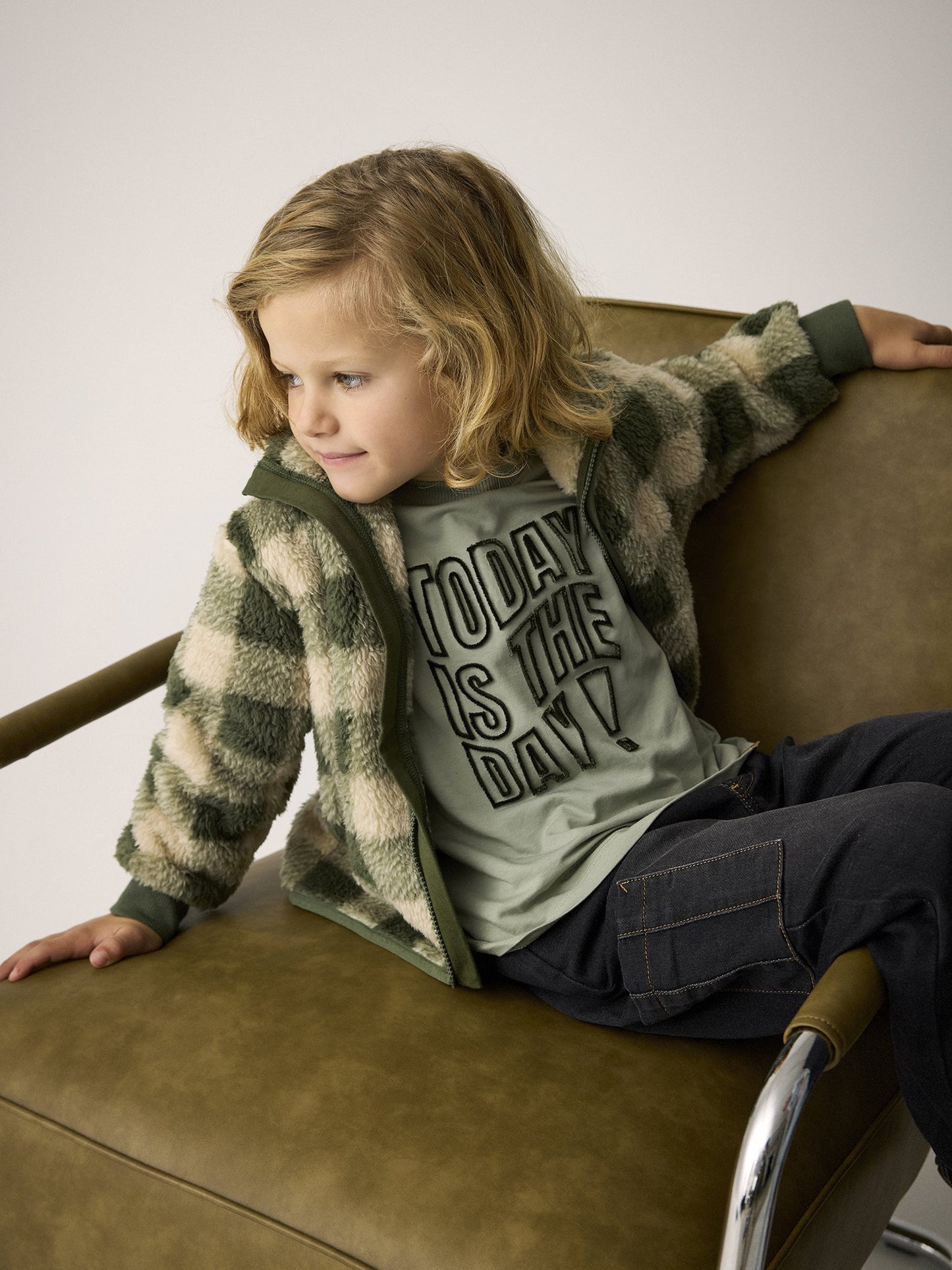Kind trägt Minymo Cargo Jeans in Tap Shoe
