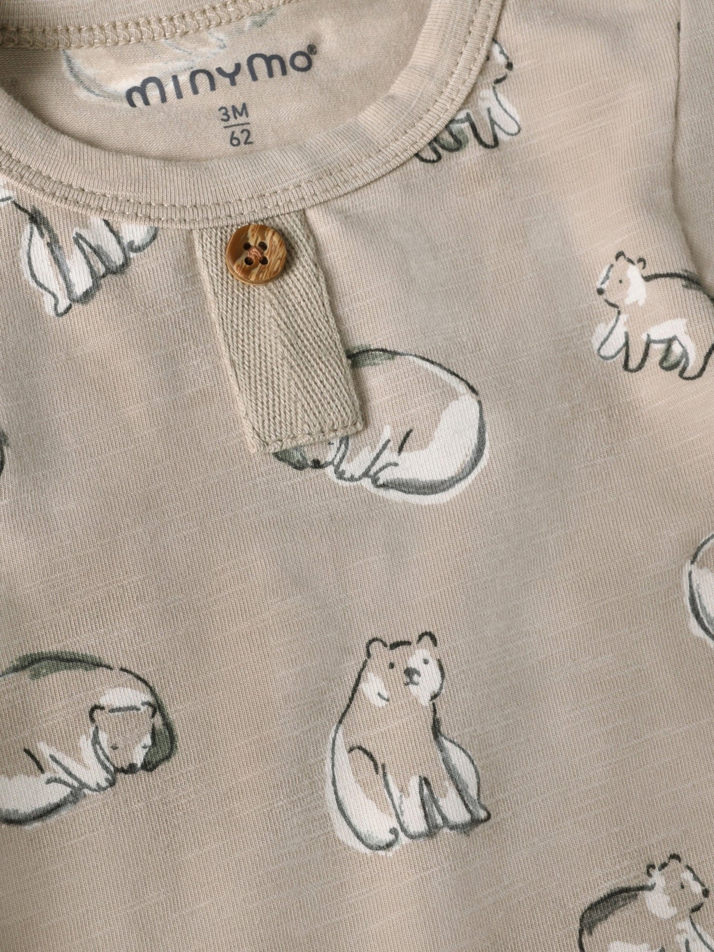 Minymo Body in Feather Gray, Detailansicht Knopf am Ausschnitt