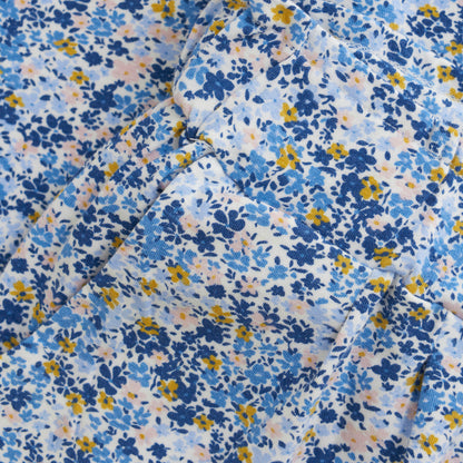 Detailaufnahme der Minymo Hose True Blue mit floralem Muster. Perfekt für stilbewusste Kinder in Winterthur, Zürich, Schweiz.