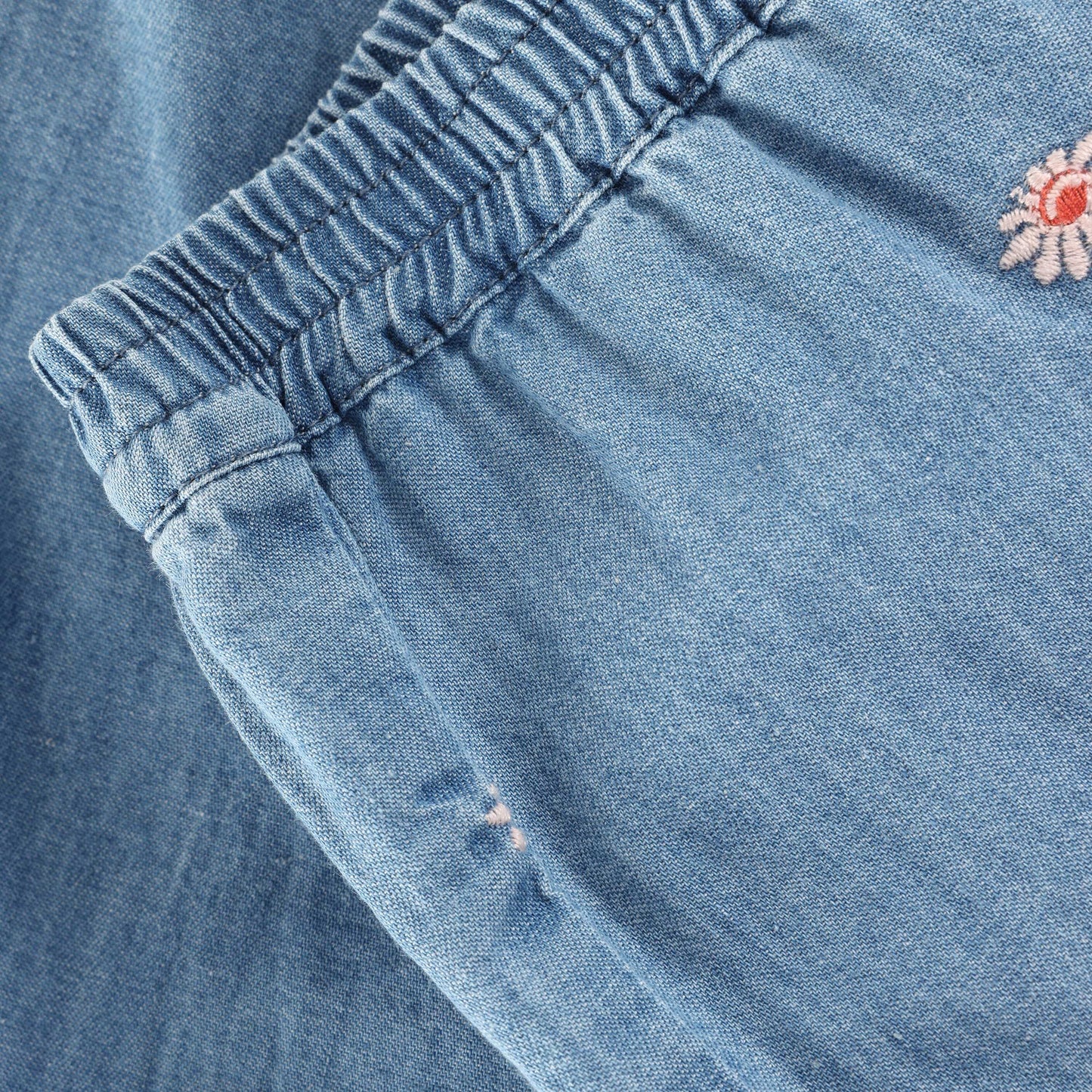 Detail der Blumenstickerei auf Minymo Jeanshose, weicher Denim bei Bärechind Winterthur Zürich Schweiz