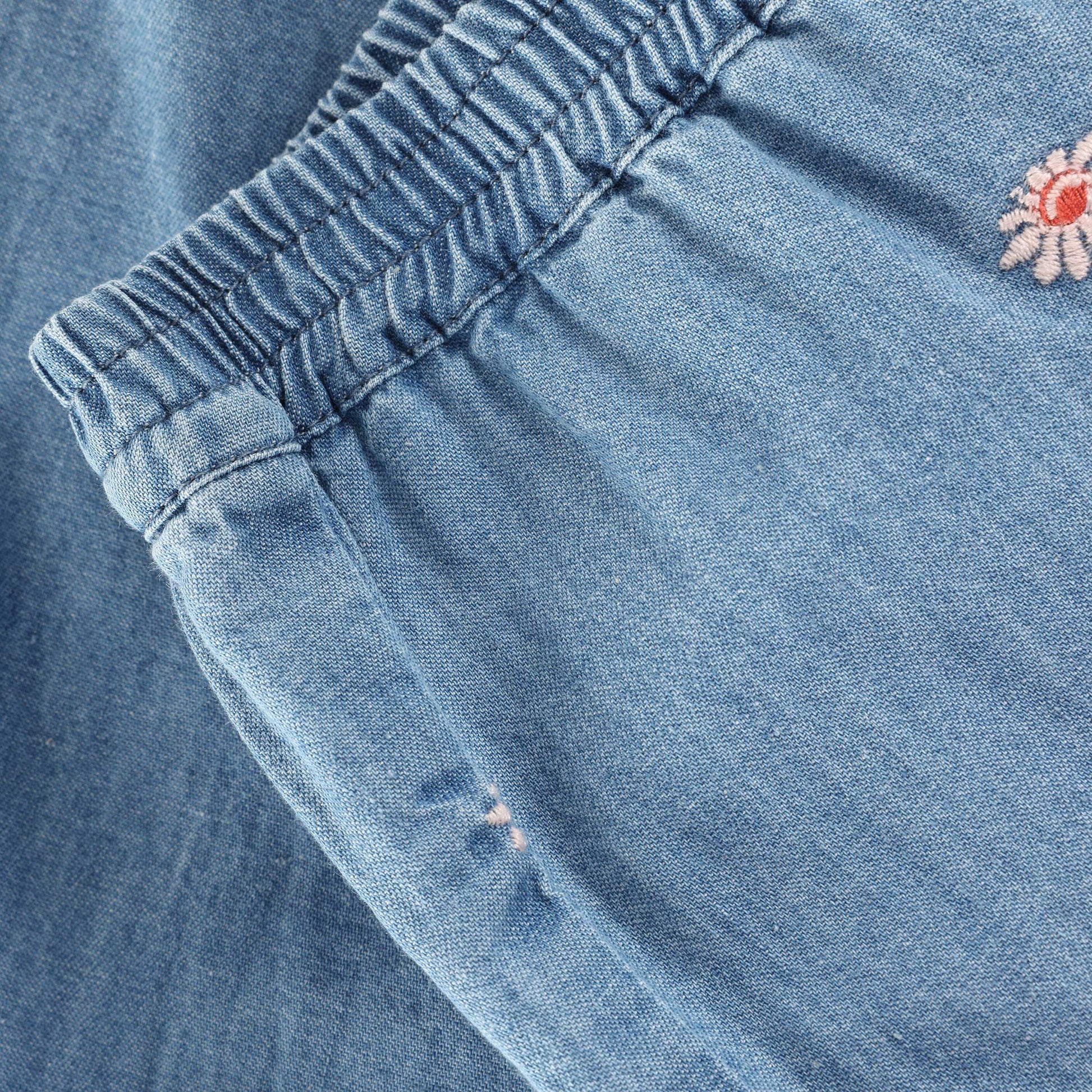 Detail der Blumenstickerei auf Minymo Jeanshose, weicher Denim bei Bärechind Winterthur Zürich Schweiz