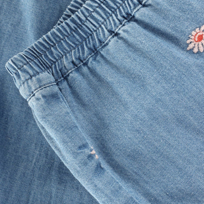 Detail der Blumenstickerei auf Minymo Jeanshose, weicher Denim bei Bärechind Winterthur Zürich Schweiz