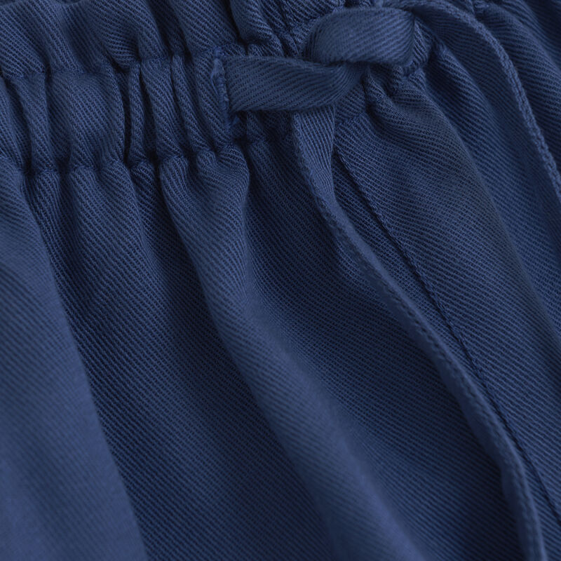 Detailaufnahme Gummibund – Minymo Kinderhose aus Lyocell in Blau.
