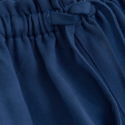 Detailaufnahme Gummibund – Minymo Kinderhose aus Lyocell in Blau.