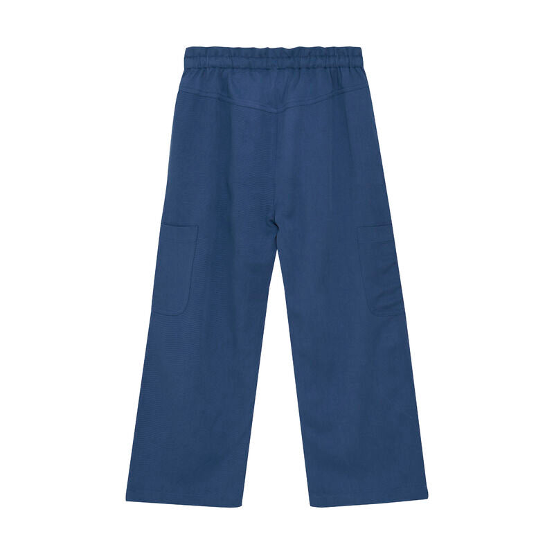 Nachhaltige Kinderhose von Minymo – Rückansicht in kräftigem Blau, aus Lyocell