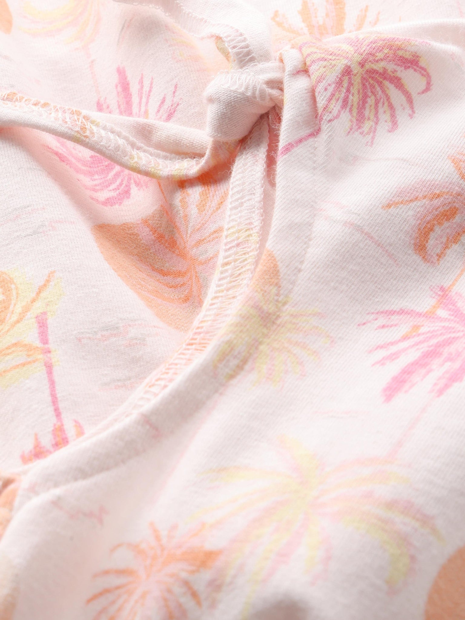 Detail Palmenprint auf Kinderkleid aus Bio Baumwolle von Minymo im Bärechind Kinderladen Winterthur Zürich Schweiz