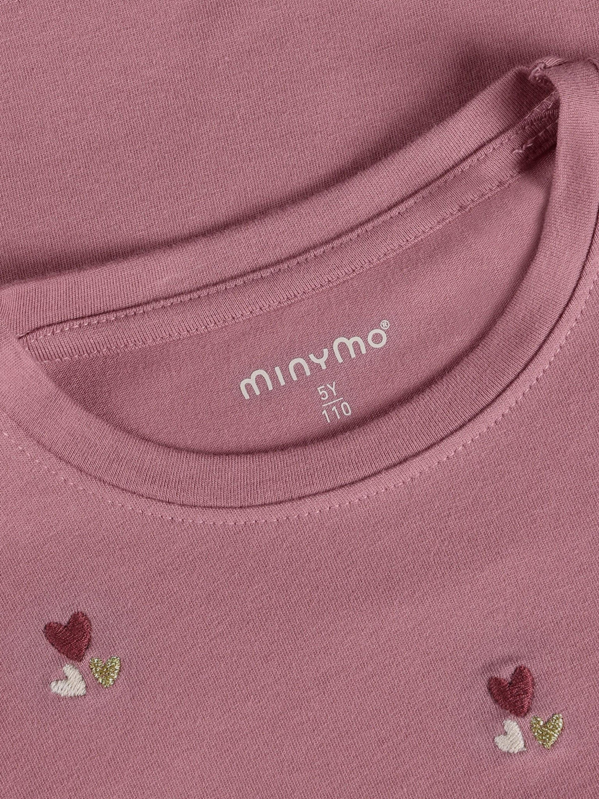 Minymo Langarmshirt in Nostalgia Rose, Detailansicht Herzstickerei am Kragen