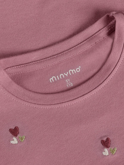 Minymo Langarmshirt in Nostalgia Rose, Detailansicht Herzstickerei am Kragen