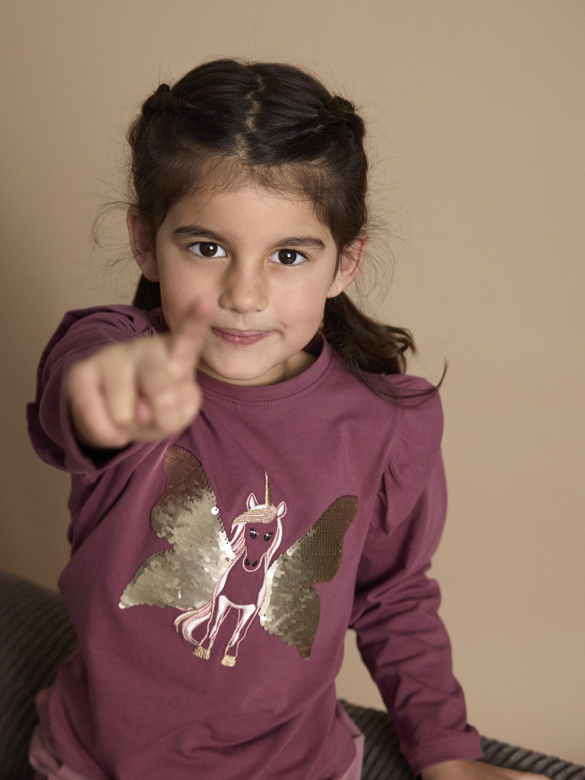 Kind trägt Minymo Langarmshirt mit Einhorn in Crushed Berry