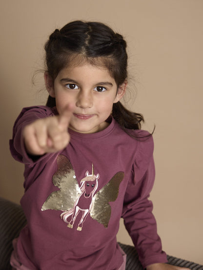 Kind trägt Minymo Langarmshirt mit Einhorn in Crushed Berry