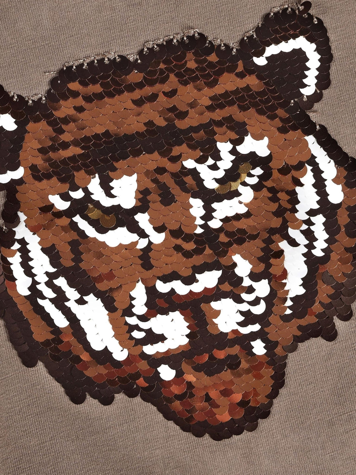 Nahaufnahme Wendepailletten Tigermotiv auf Minymo Shirt Fungi