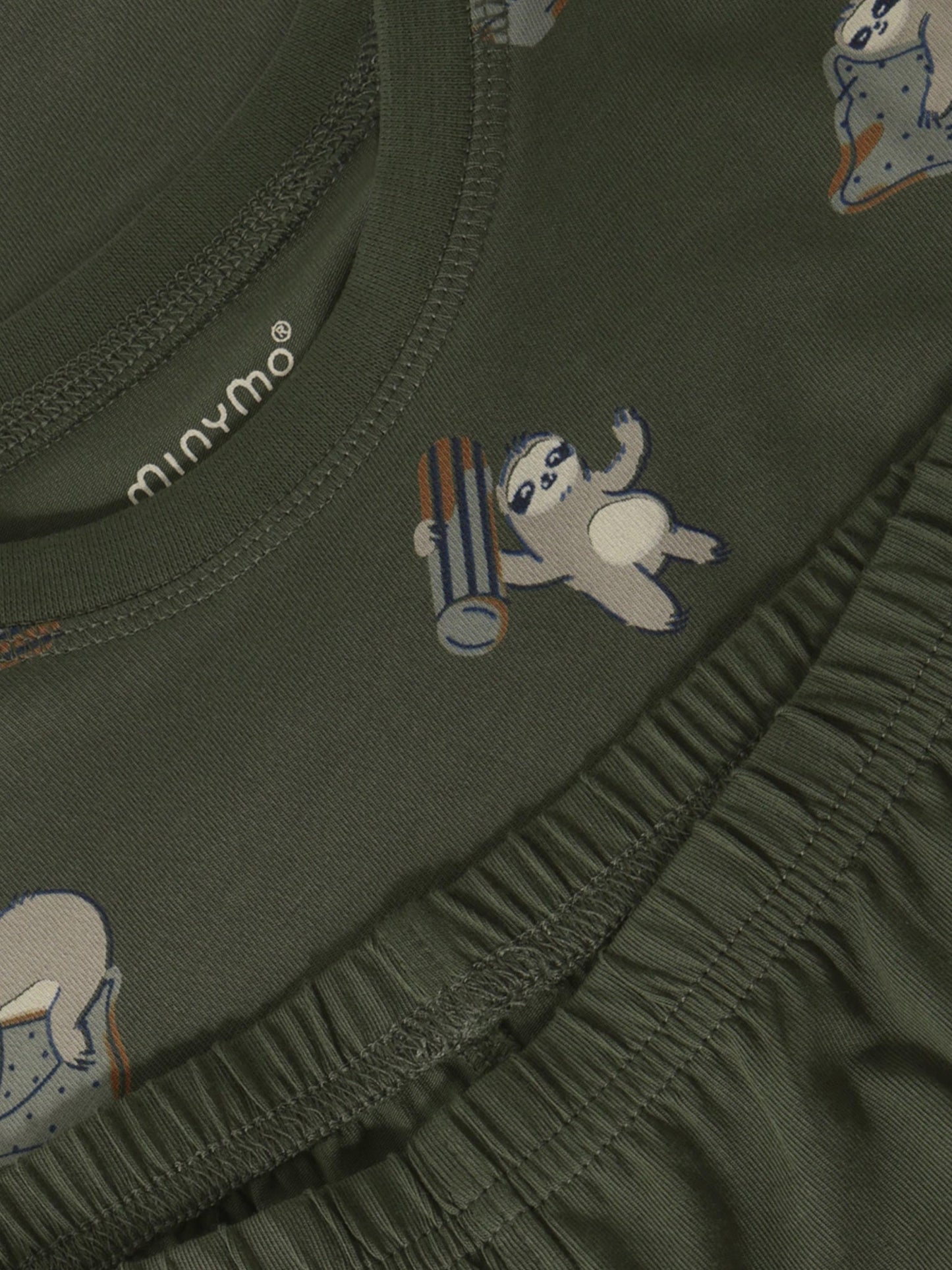 Minymo Pyjama Beetle Nahaufnahme Faultierprint