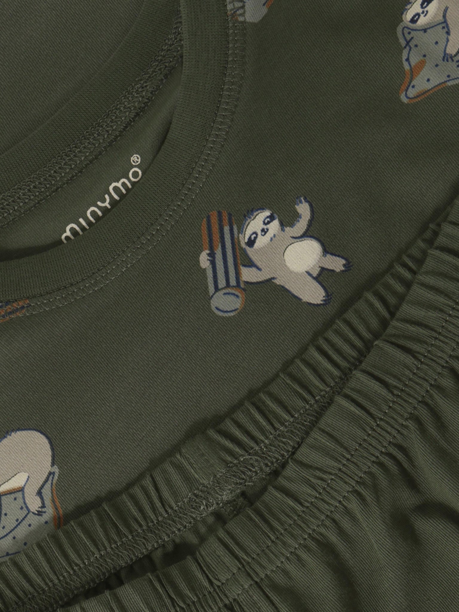 Minymo Pyjama Beetle Nahaufnahme Faultierprint