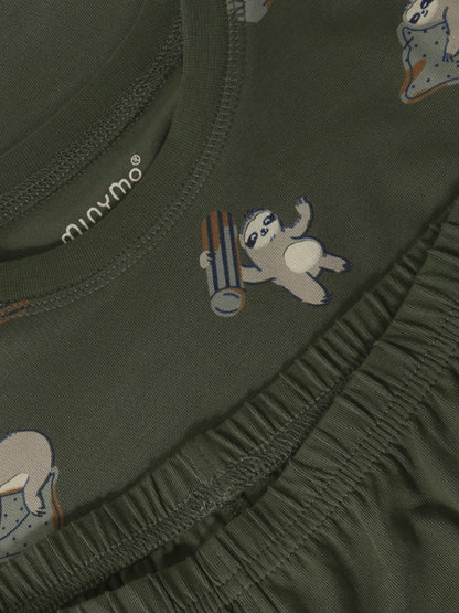 Minymo Pyjama Beetle Nahaufnahme Faultierprint