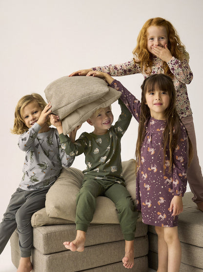 Kinder tragen Minymo Pyjama in Beetle beim Spielen
