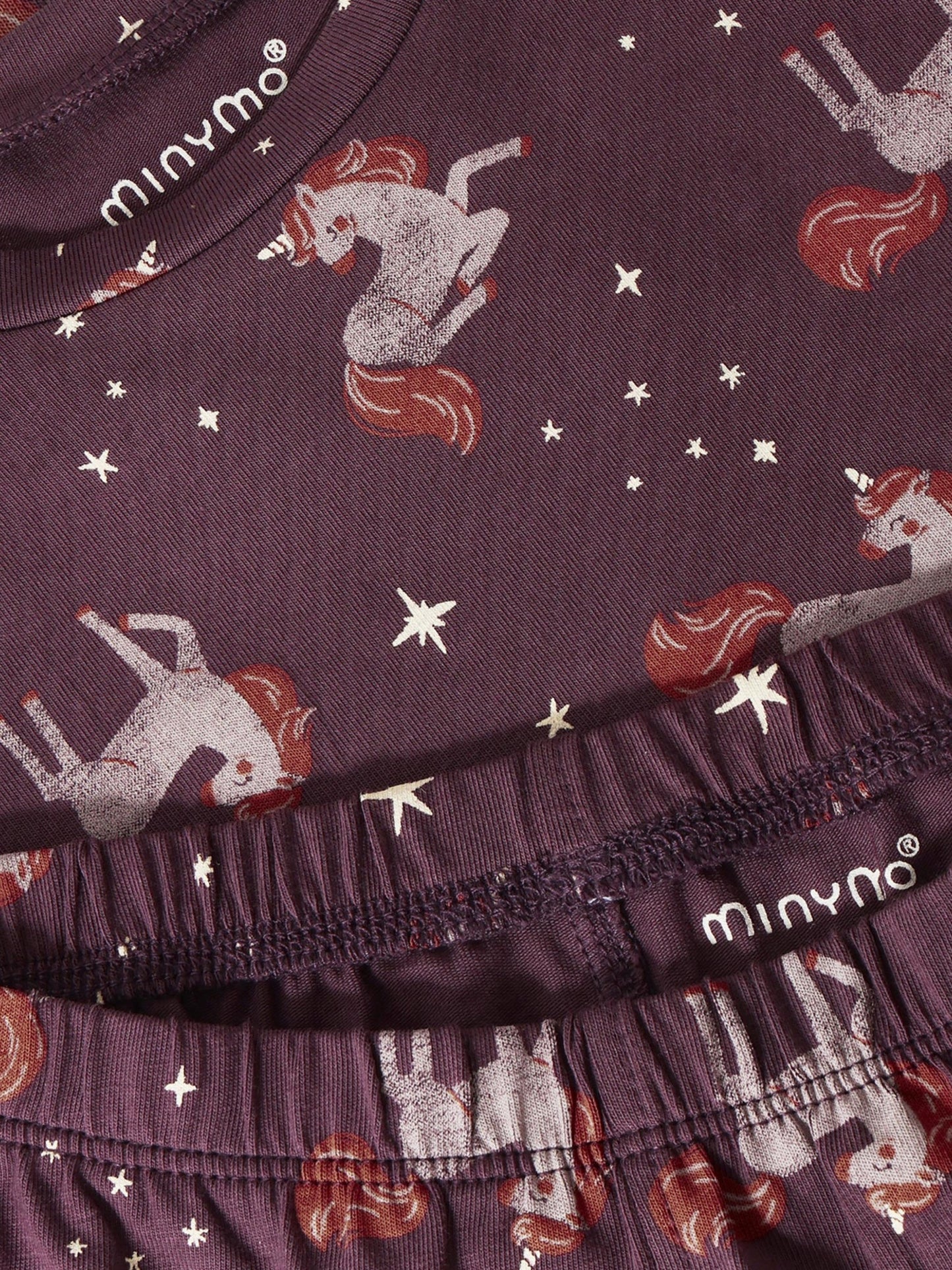 Minymo Pyjama Set in Huckleberry, Detailansicht Bund mit Einhornprint