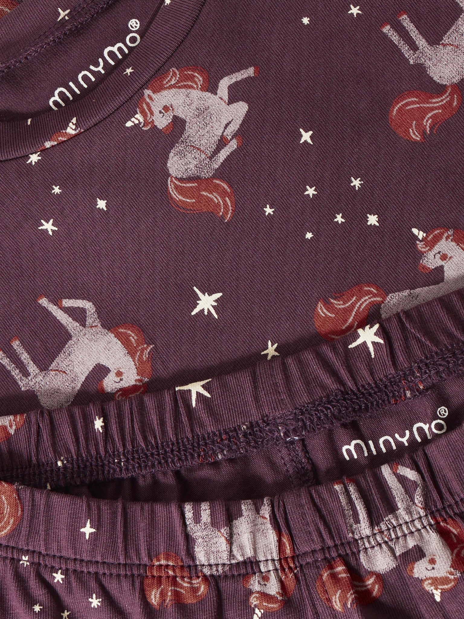 Minymo Pyjama Set in Huckleberry, Detailansicht Bund mit Einhornprint