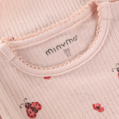 Detailansicht vom Rippstoff und Marienkäfer-Print auf Minymo Babybody, Bärechind Winterthur Zürich Schweiz