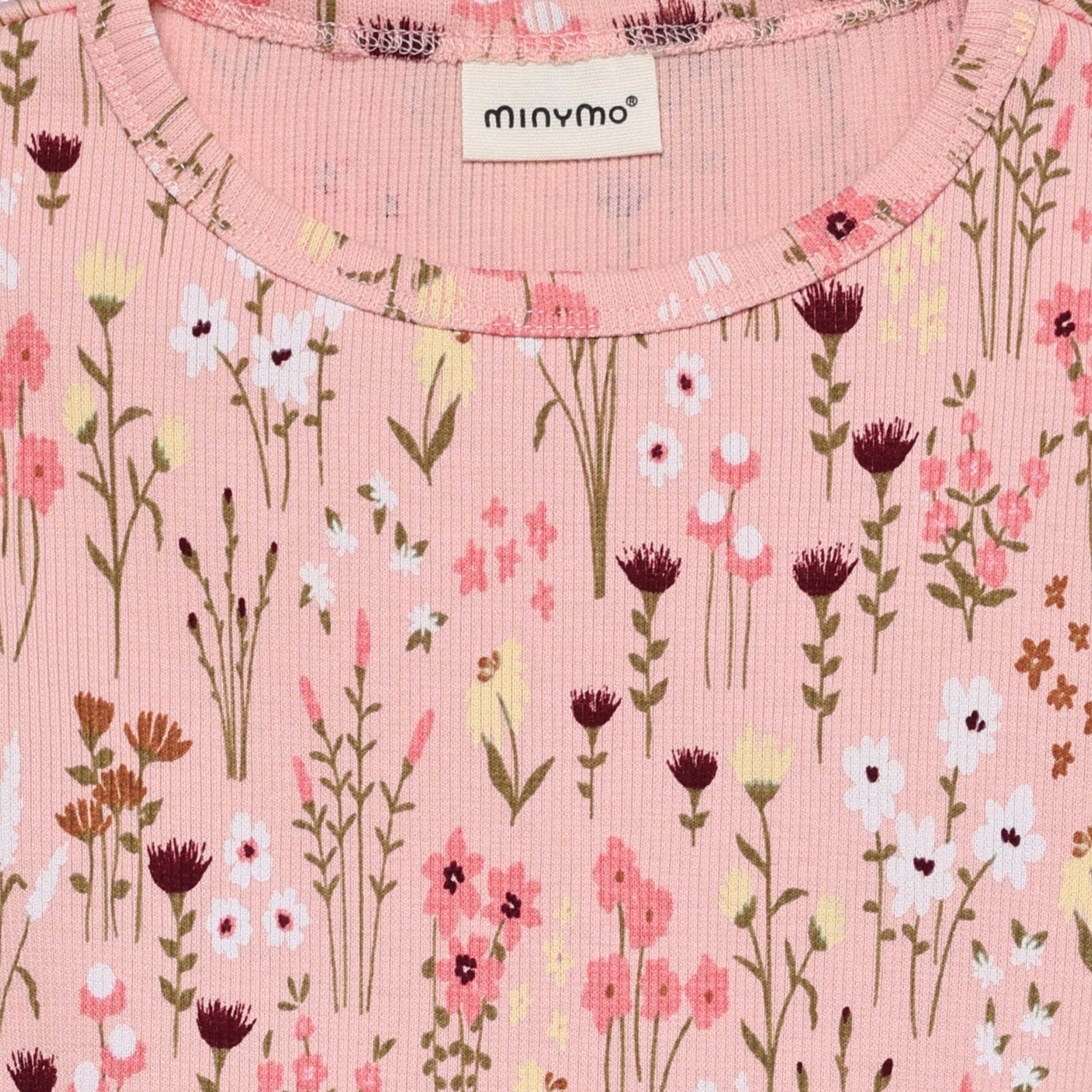 Detailaufnahme MINYMO Rib Kleid aus GOTS Bio Baumwolle im Bärechind Winterthur Schweiz