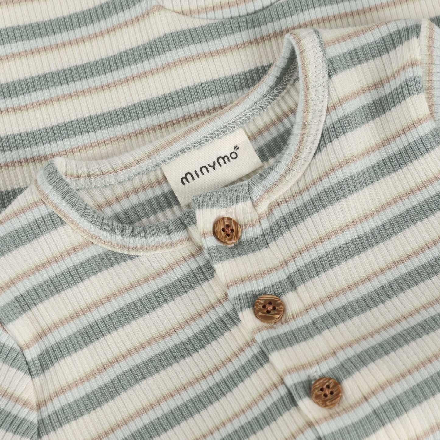 Detailansicht Knopfleiste und Rippstoff des grün gestreiften MINYMO Stramplers, Bärechind Winterthur Zürich Schweiz