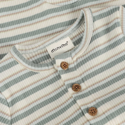 Detailansicht Knopfleiste und Rippstoff des grün gestreiften MINYMO Stramplers, Bärechind Winterthur Zürich Schweiz