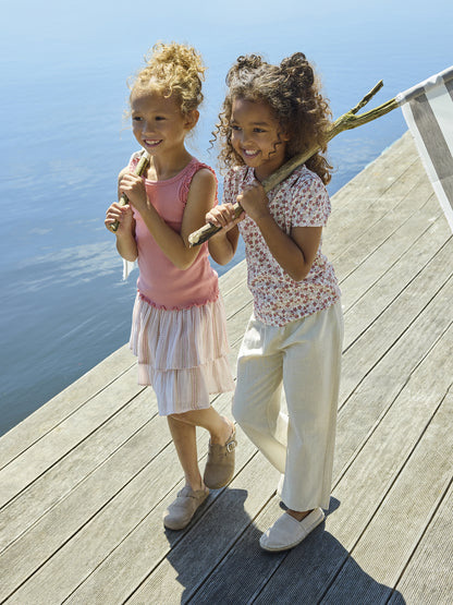 Mädchen trägt rosa Ripp Top von Minymo Kinderkleider im Bärechind Kinderladen Winterthur Zürich Schweiz