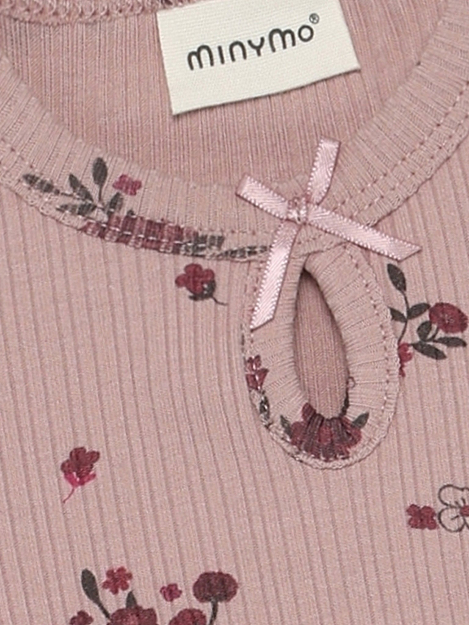 Minymo Rippbody in Fawn, Detailansicht Schleife am Ausschnitt