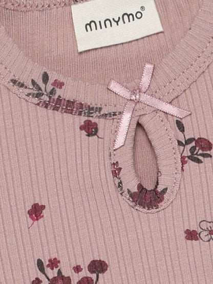 Minymo Rippbody in Fawn, Detailansicht Schleife am Ausschnitt