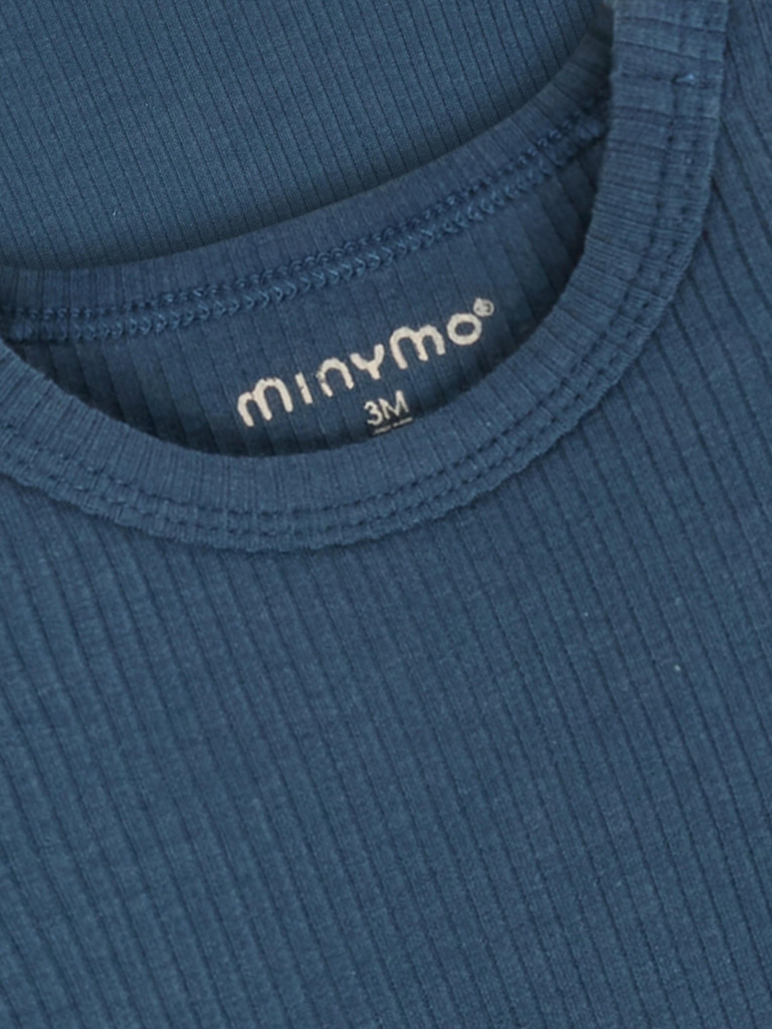 Minymo Rippbody in Midnight Navy, Detailansicht Kragen