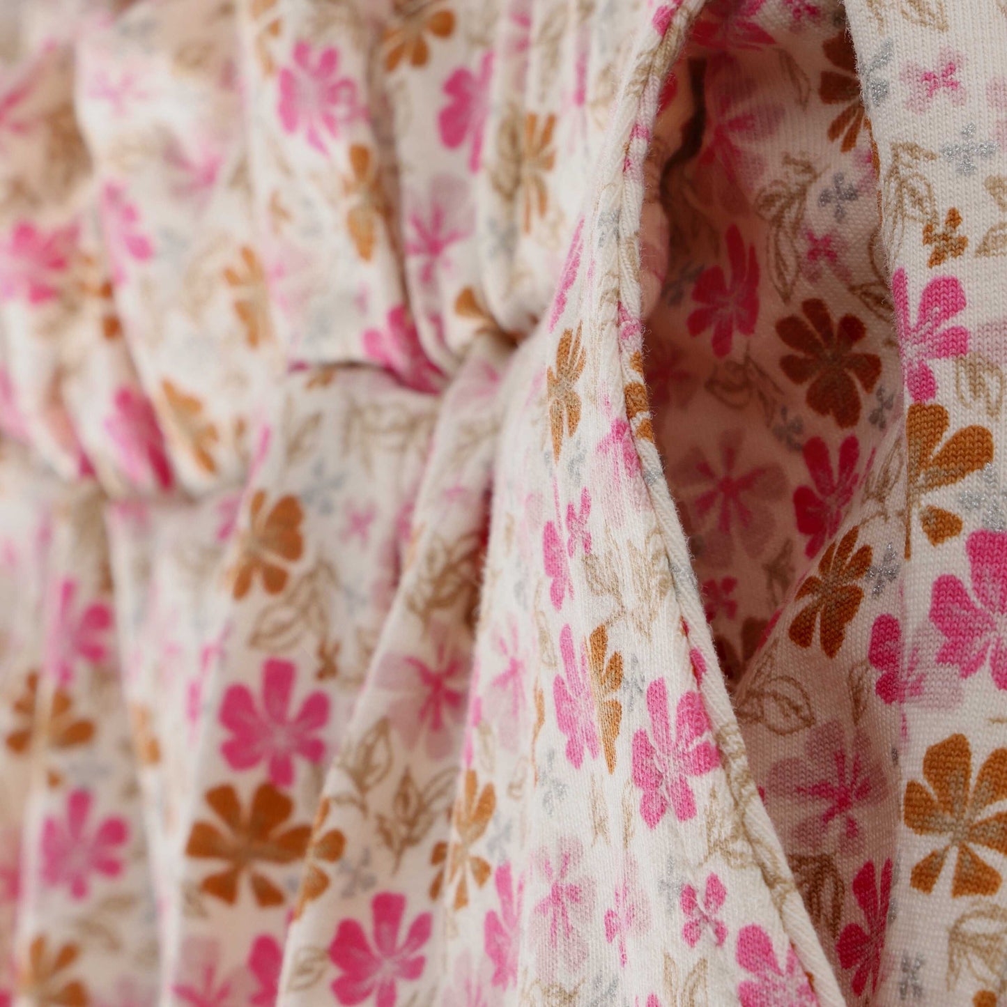 Detailaufnahme MINYMO Stoffhose Blumenprint rose im Bärechind Winterthur Schweiz