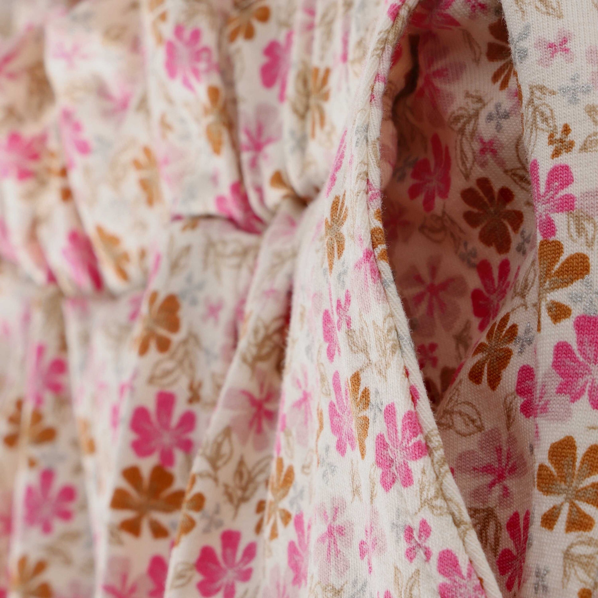 Detailaufnahme MINYMO Stoffhose Blumenprint rose im Bärechind Winterthur Schweiz