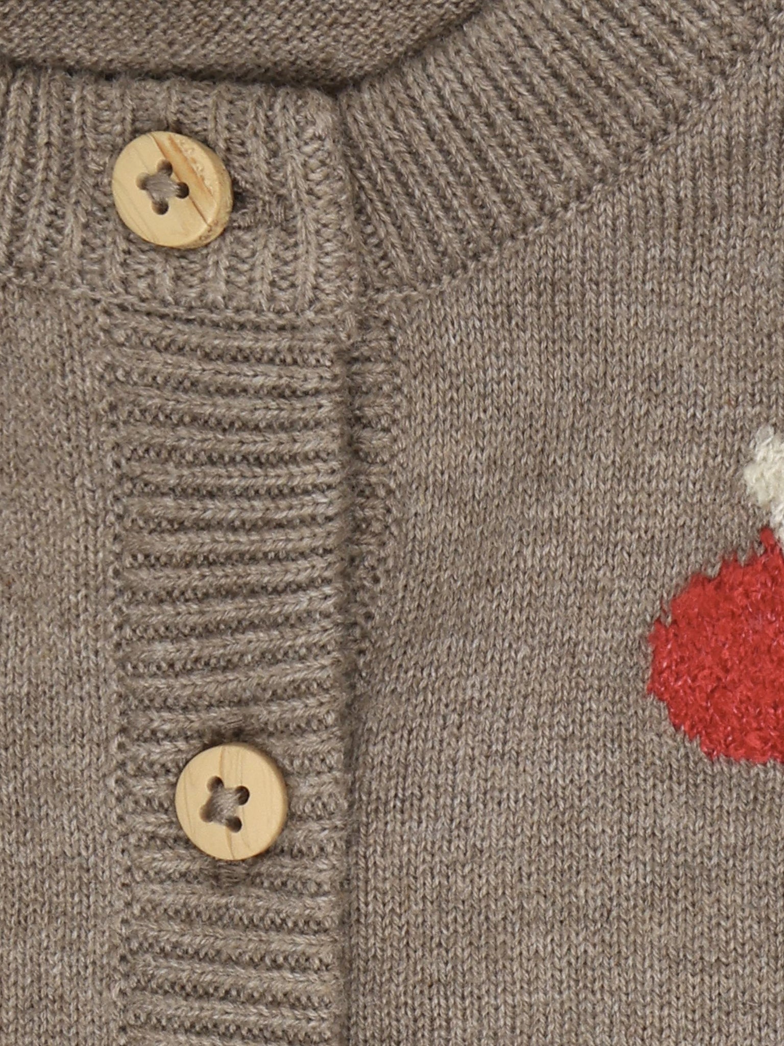 Minymo Strickjacke in Dark Brown Melange, Detailansicht Knöpfe und Apfelmotiv