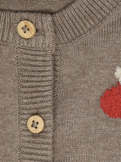 Minymo Strickjacke in Dark Brown Melange, Detailansicht Knöpfe und Apfelmotiv