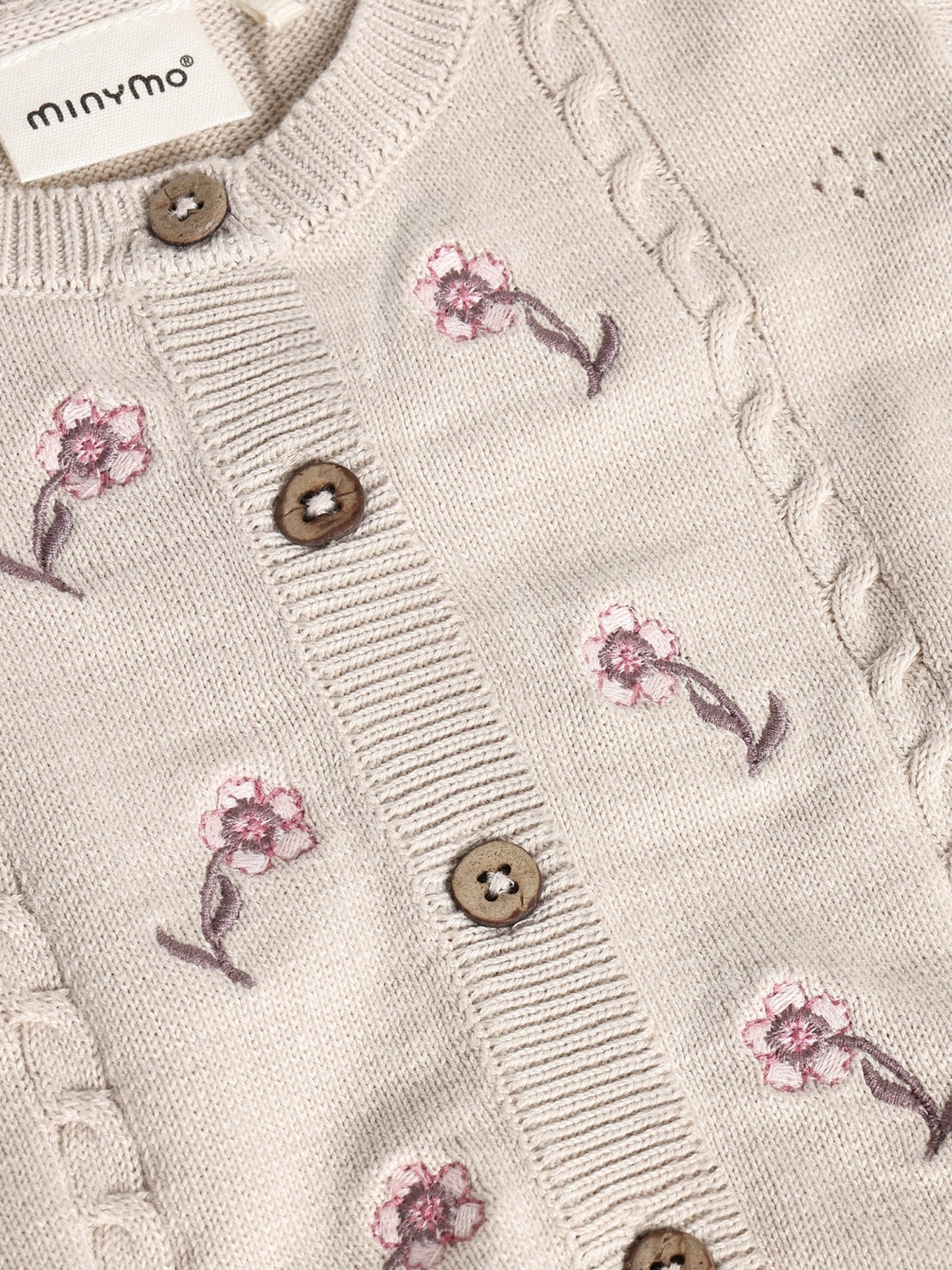 Minymo Strickjacke in Pink Tint, Detailansicht Knöpfe und Stickerei