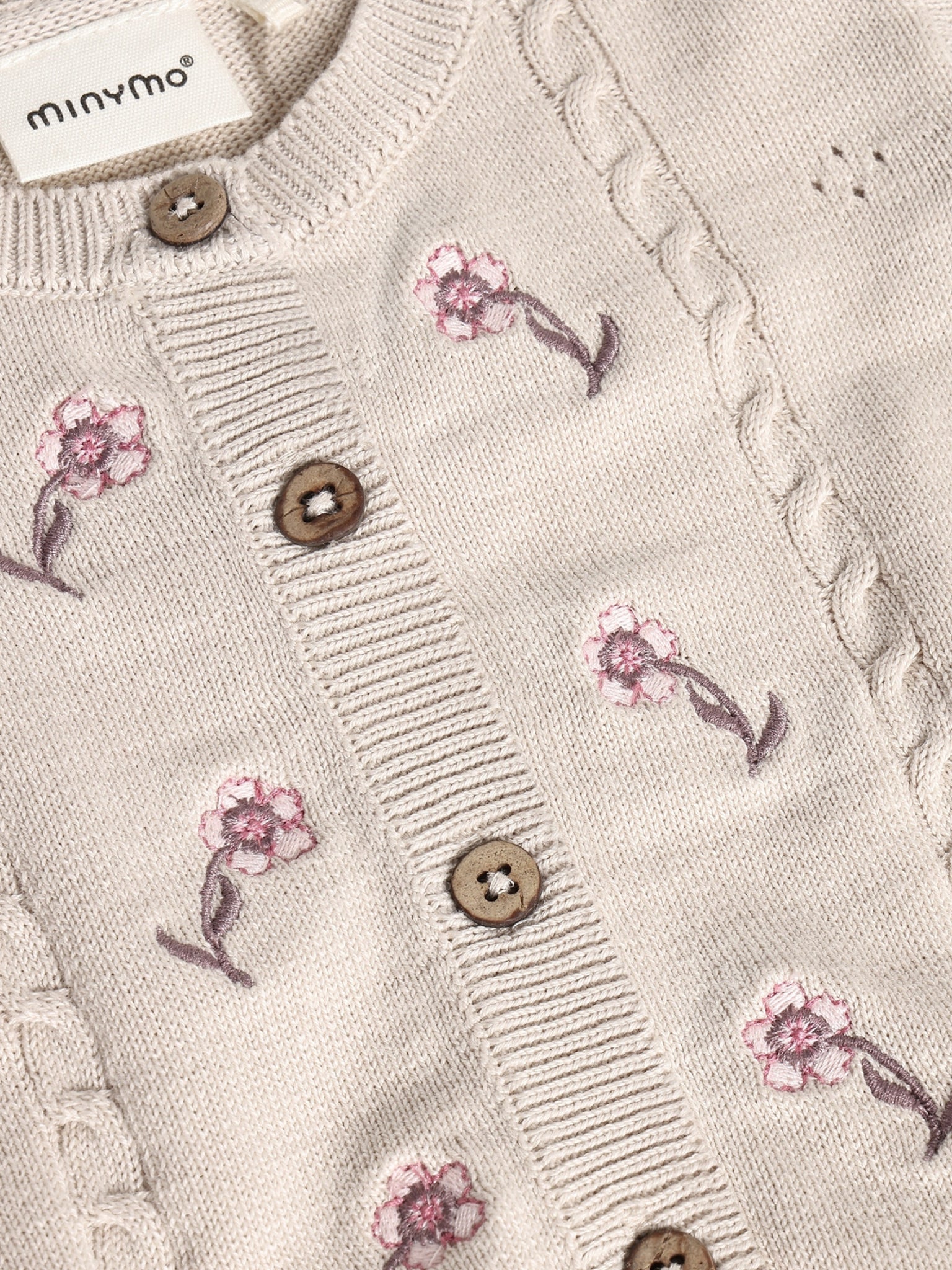 Minymo Strickjacke in Pink Tint, Detailansicht Knöpfe und Stickerei
