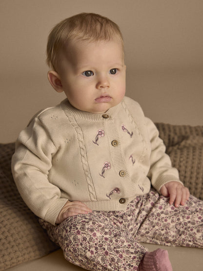 Baby trägt Minymo Strickjacke in Pink Tint