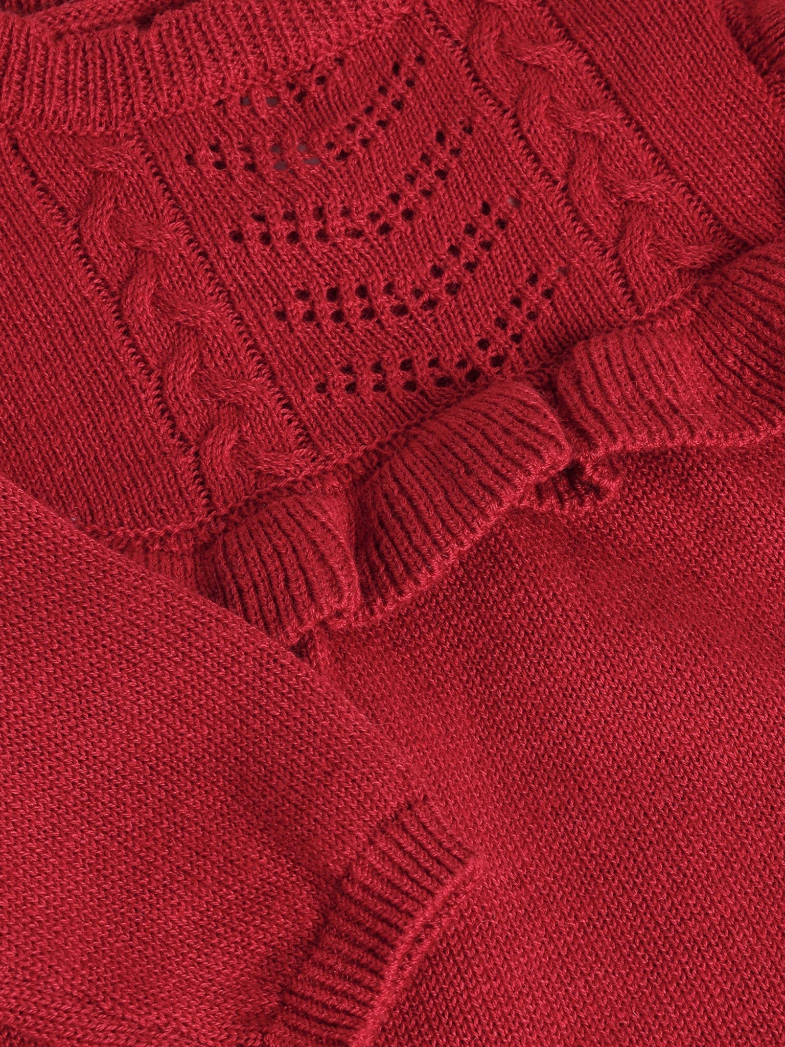 Minymo Strickkleid in Rio Red, Detailansicht Zopfmuster mit Rüschen