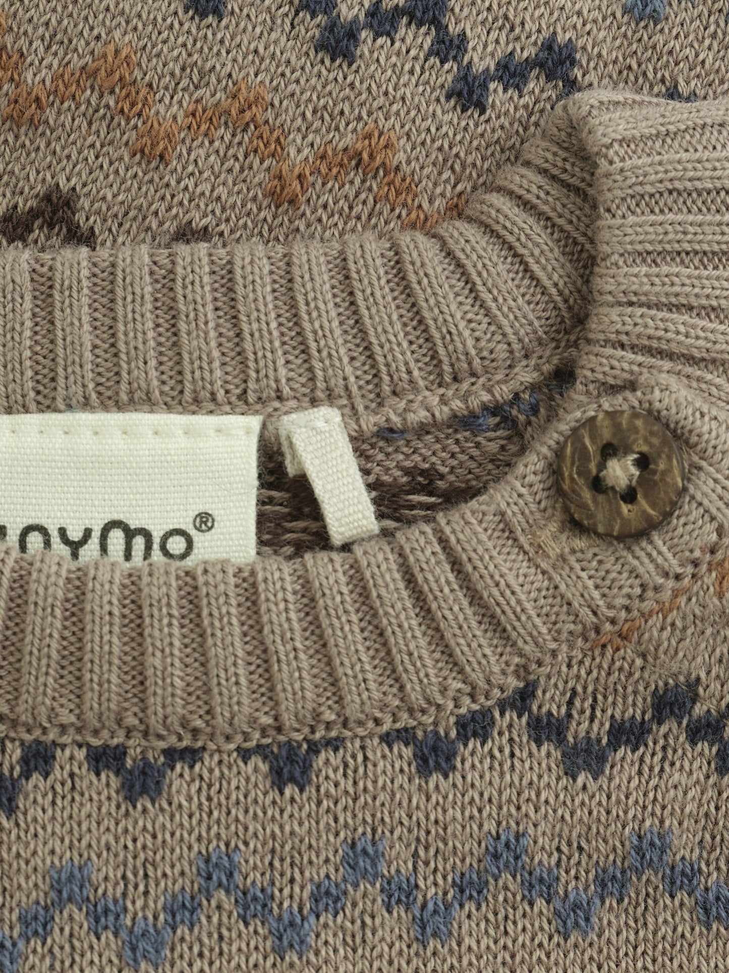 Minymo Strickpullover in Fungi, Detailansicht Kragen mit Holzknöpfen