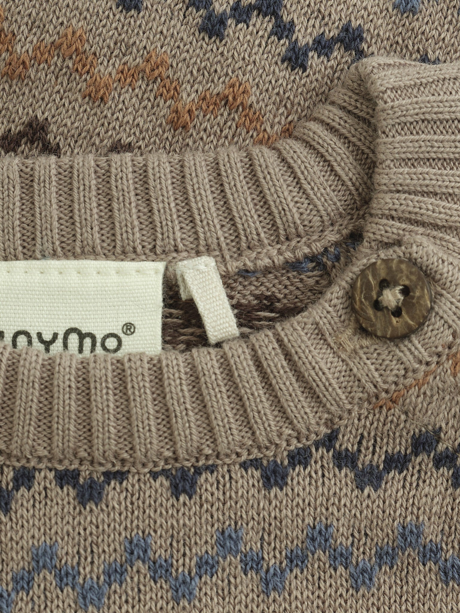 Minymo Strickpullover in Fungi, Detailansicht Kragen mit Holzknöpfen