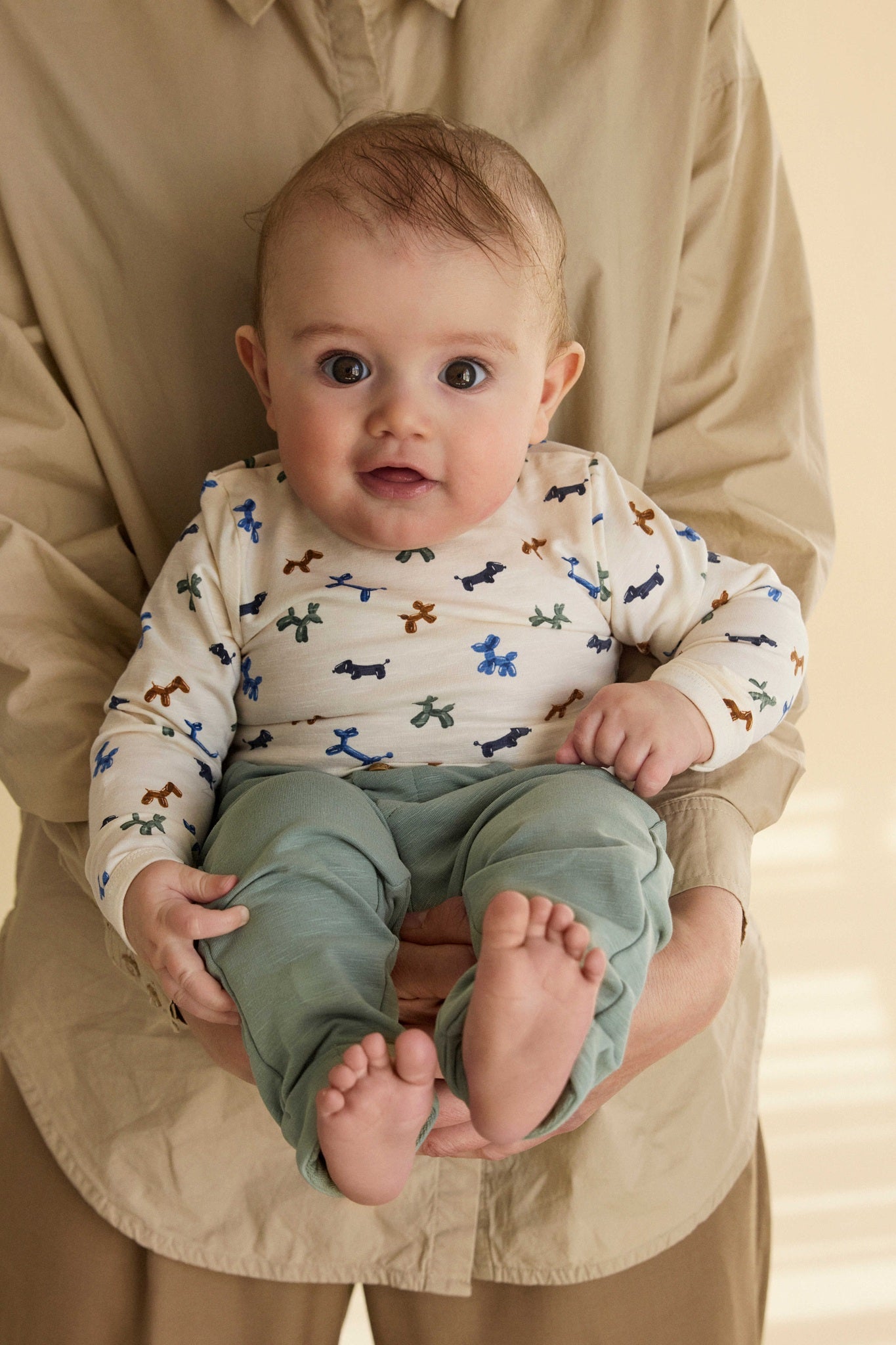 Baby trägt grüne MINYMO Sweat Hose und Body aus Bio-Baumwolle, entdeckt bei Bärechind in Winterthur Schweiz