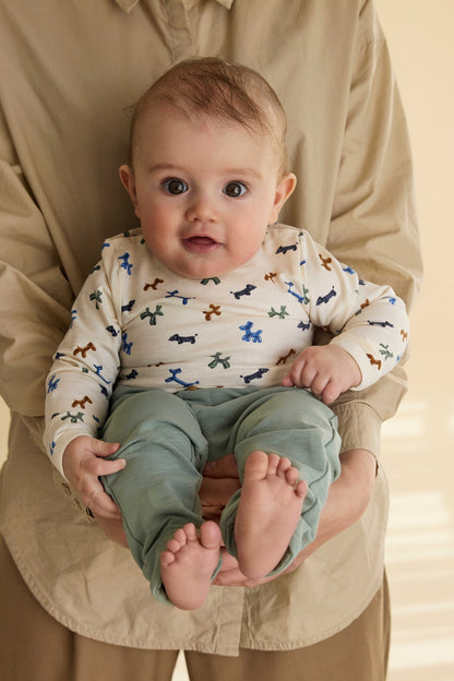 Baby trägt grüne MINYMO Sweat Hose und Body aus Bio-Baumwolle, entdeckt bei Bärechind in Winterthur Schweiz