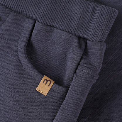 Detailaufnahme Bund und Label der Minymo Sweat Hose aus Bio-Baumwolle bei Bärechind Winterthur, Zürich, Schweiz