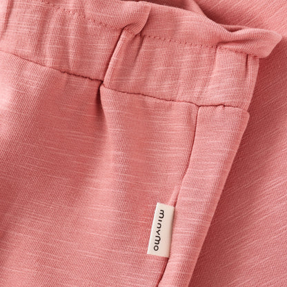 Detailaufnahme Bund und Label der Minymo Sweat Hose aus Bio-Baumwolle in Rose im Bärechind Winterthur, Zürich, Schweiz