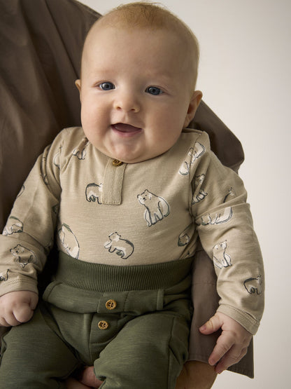 Baby trägt Minymo Sweathose in Beetle Olivgrün