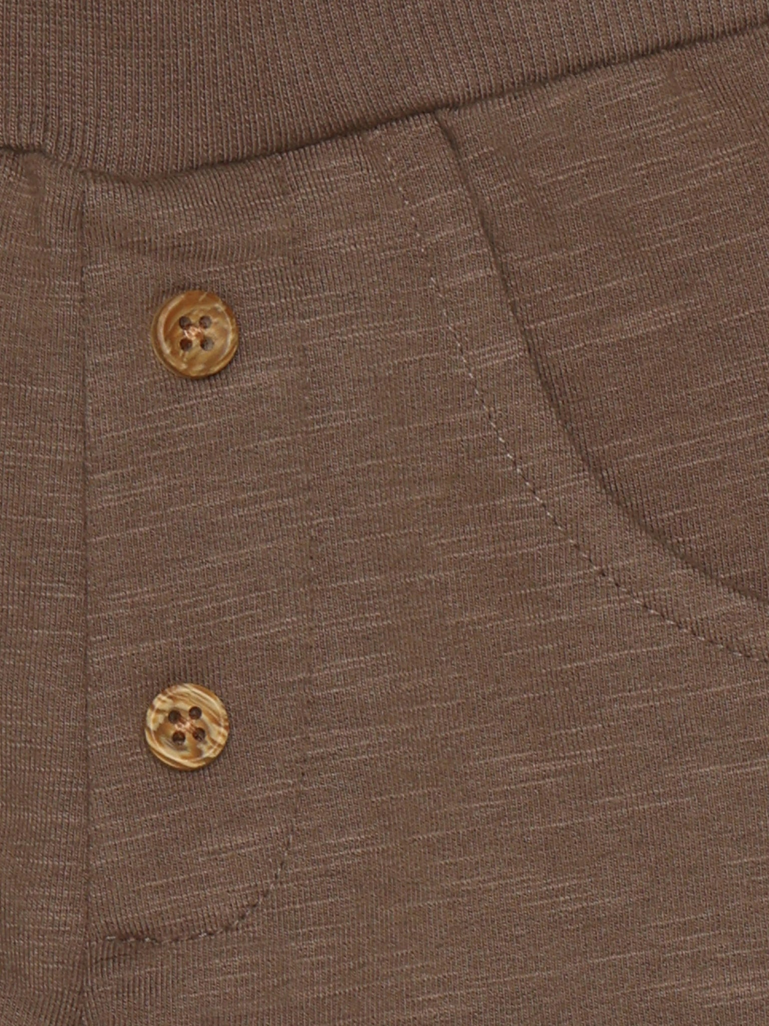 Baby trägt Minymo Sweathose in Chocolate Chip